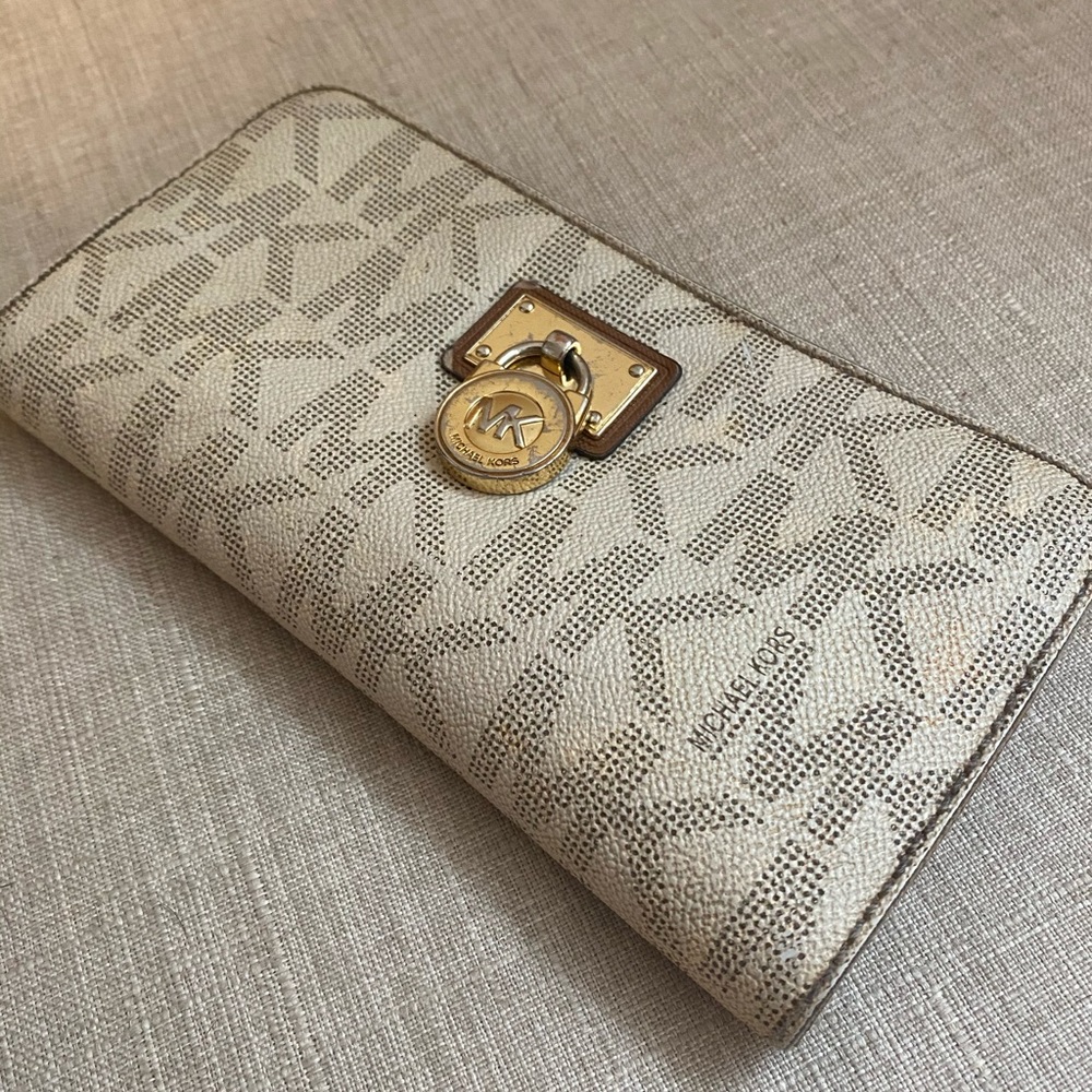 Michael Kors logo Zipper Wallet